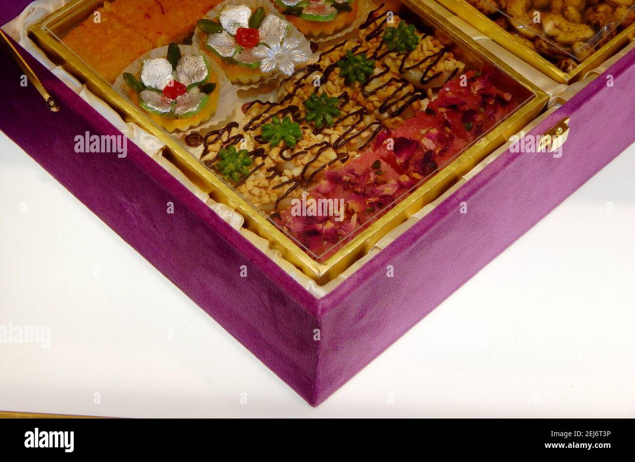 Vista ravvicinata dei dolci tradizionali indiani, in un negozio Foto Stock