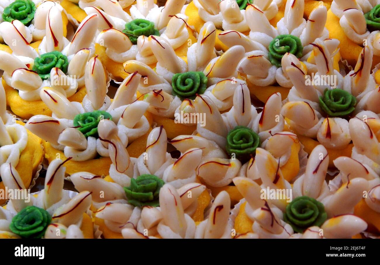Vista ravvicinata dei dolci tradizionali indiani, in un negozio Foto Stock