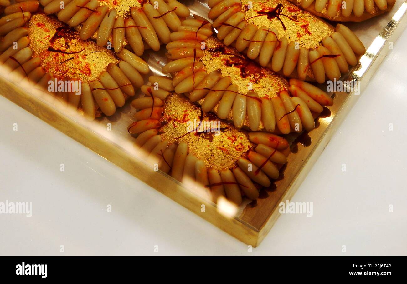 Vista ravvicinata dei dolci tradizionali indiani, in un negozio Foto Stock