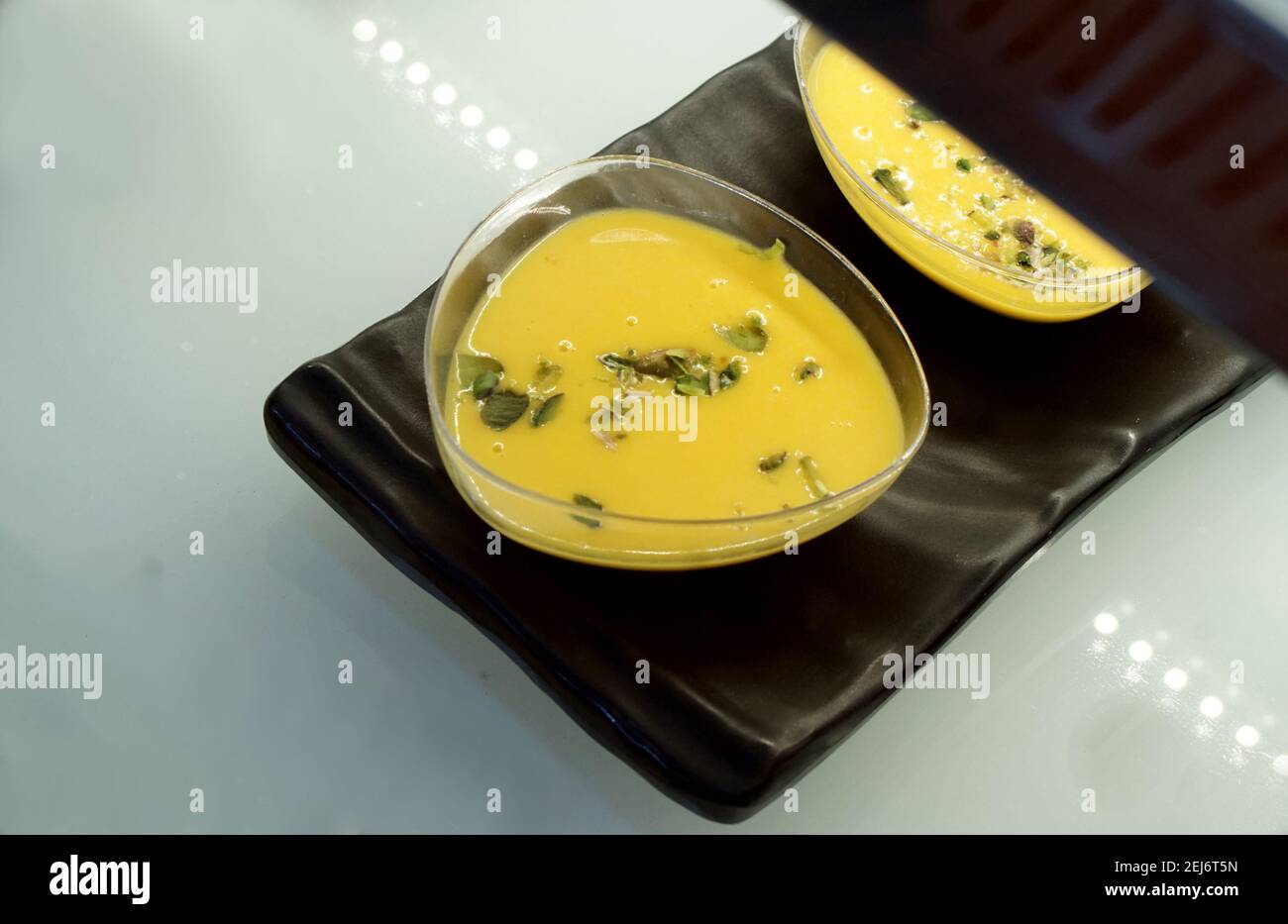 Vista ravvicinata dei dolci tradizionali indiani, in un negozio Foto Stock