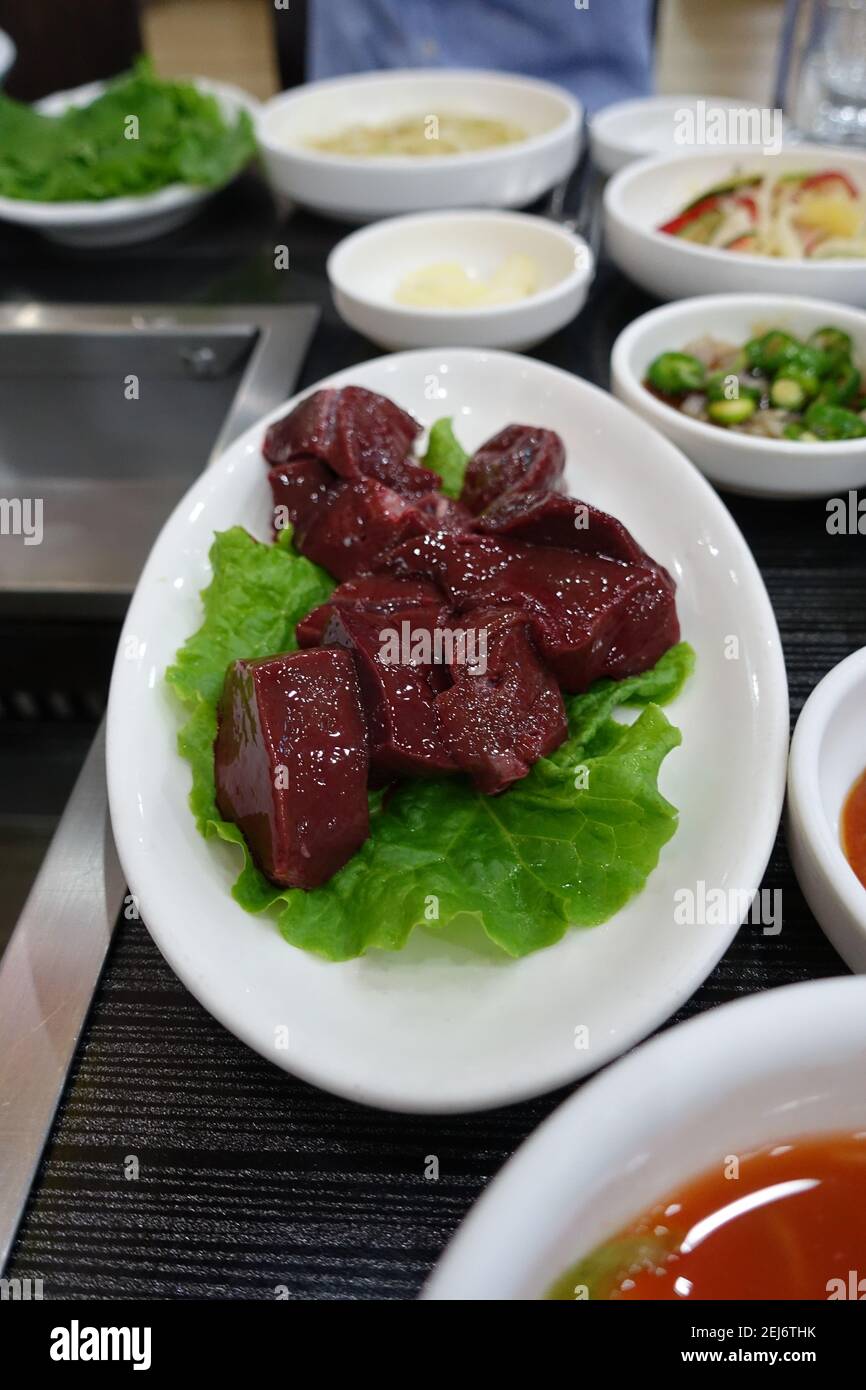 Fegato di manzo crudo con olio di sesamo Foto Stock