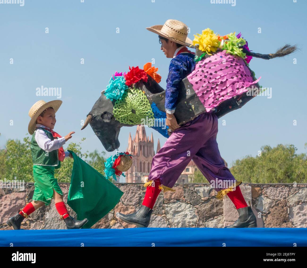 I ragazzi che si esibono in una corrida in una danza tradizionale a San Miguel de Allende, Guanajuato, Messico Foto Stock
