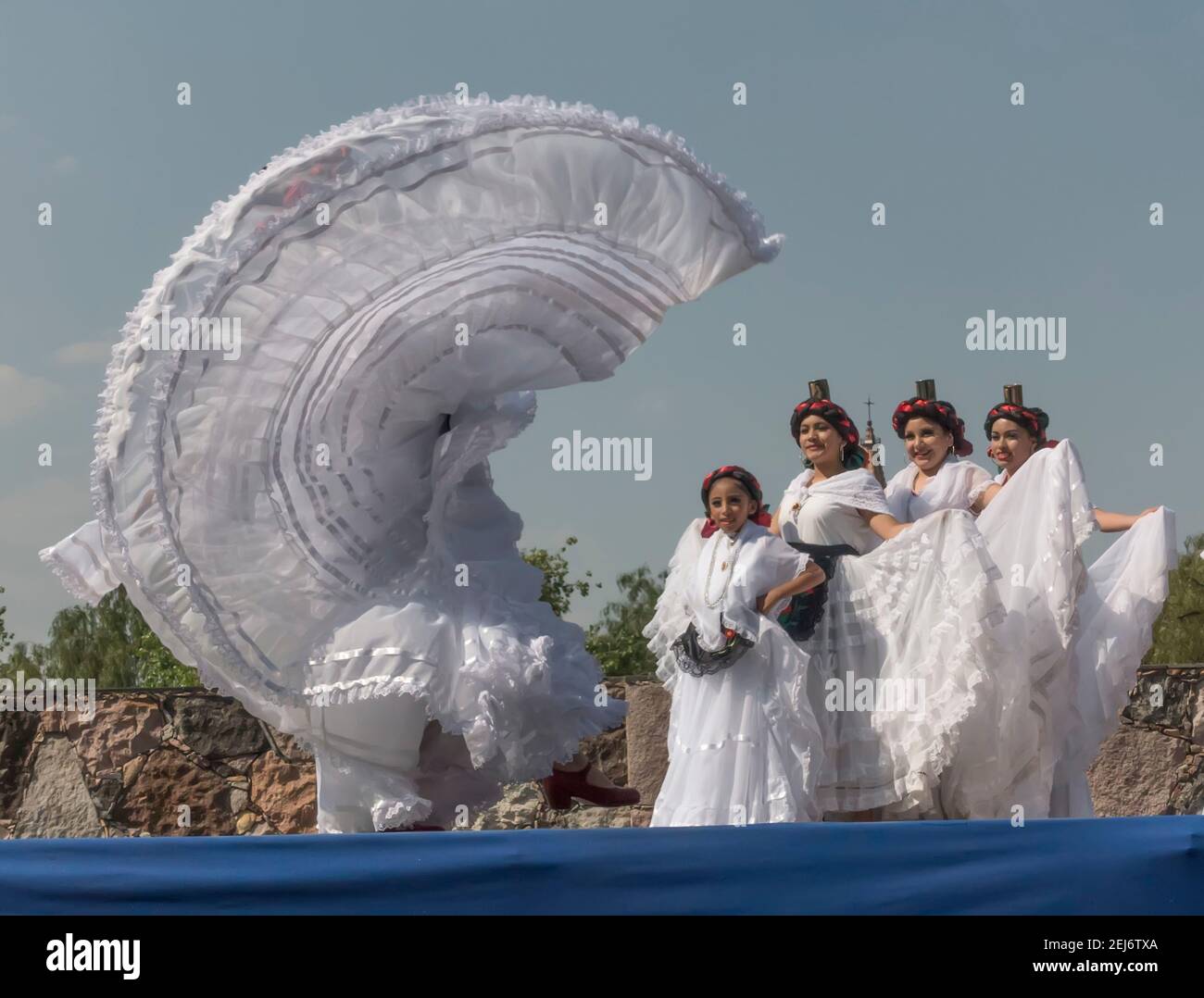 Ragazze in costumi tradizionali messicani danza a San Miguel de Allende, Guanajuato, Messico Foto Stock