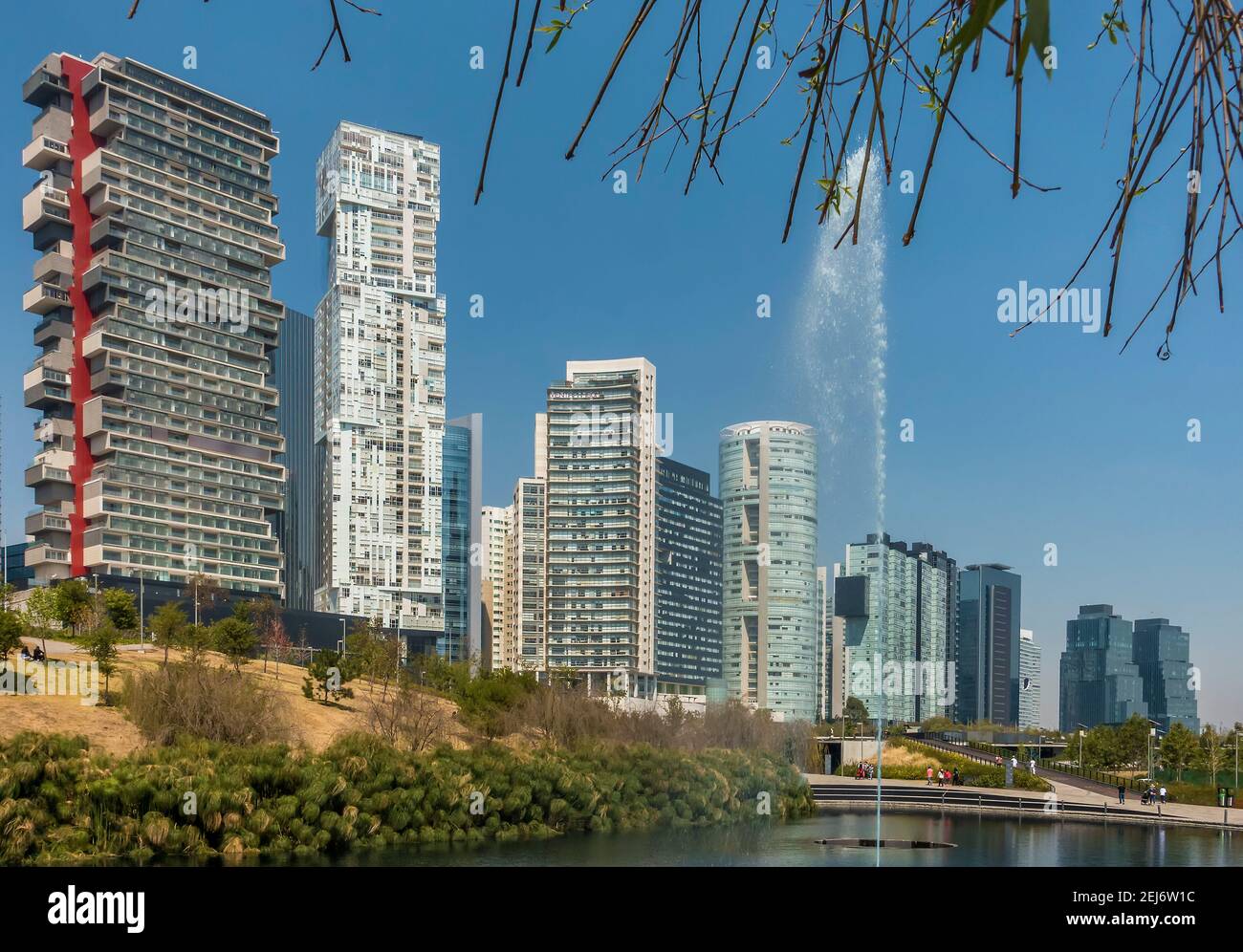 Edificio moderno sul Paseo de los Arquitectos (Via degli Architetti) visto dal Parque la Mexicana, Santa Fe, Messico Foto Stock