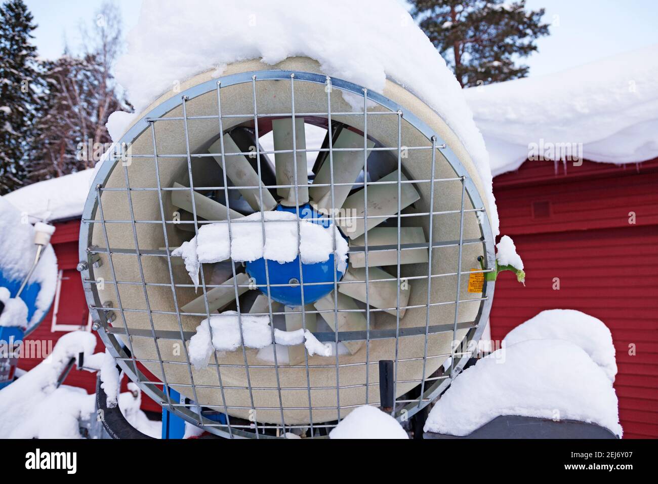 ampio cannone da neve utilizzato sulle piste da sci viste dal anteriore Foto Stock