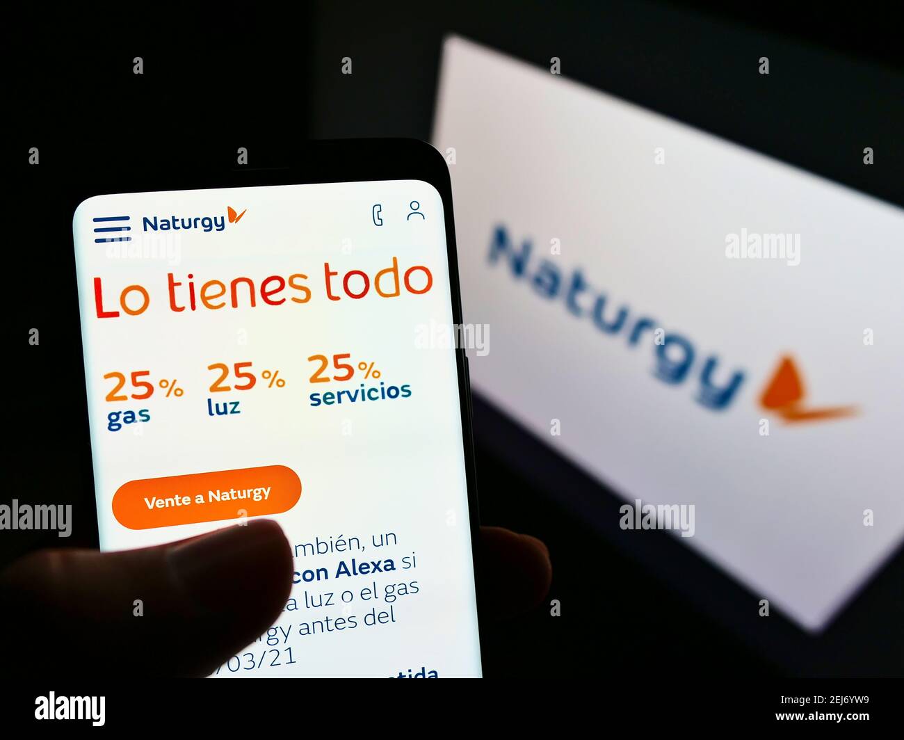 Persona titolare smartphone con sito web della società energetica spagnola Naturgy Energy Group SA su schermo con logo. Mettere a fuoco al centro-sinistra del display del telefono. Foto Stock