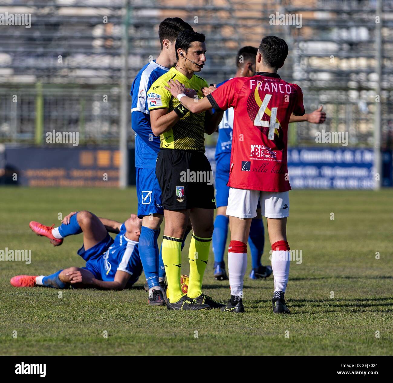 Pagani, Italia. 21 Feb 2021. Campionato Serie C - Stadio Marcello Torre 26° giorno - Gruppo C. la partita tra Paganesi e Turris si conclude con il risultato finale di 2 - 0. L'arbitro ha ricordato verbalmente Daniele Franco (4) Turris Calcio. (Foto di Alessandro Barone/Pacific Press) Credit: Pacific Press Media Production Corp./Alamy Live News Foto Stock