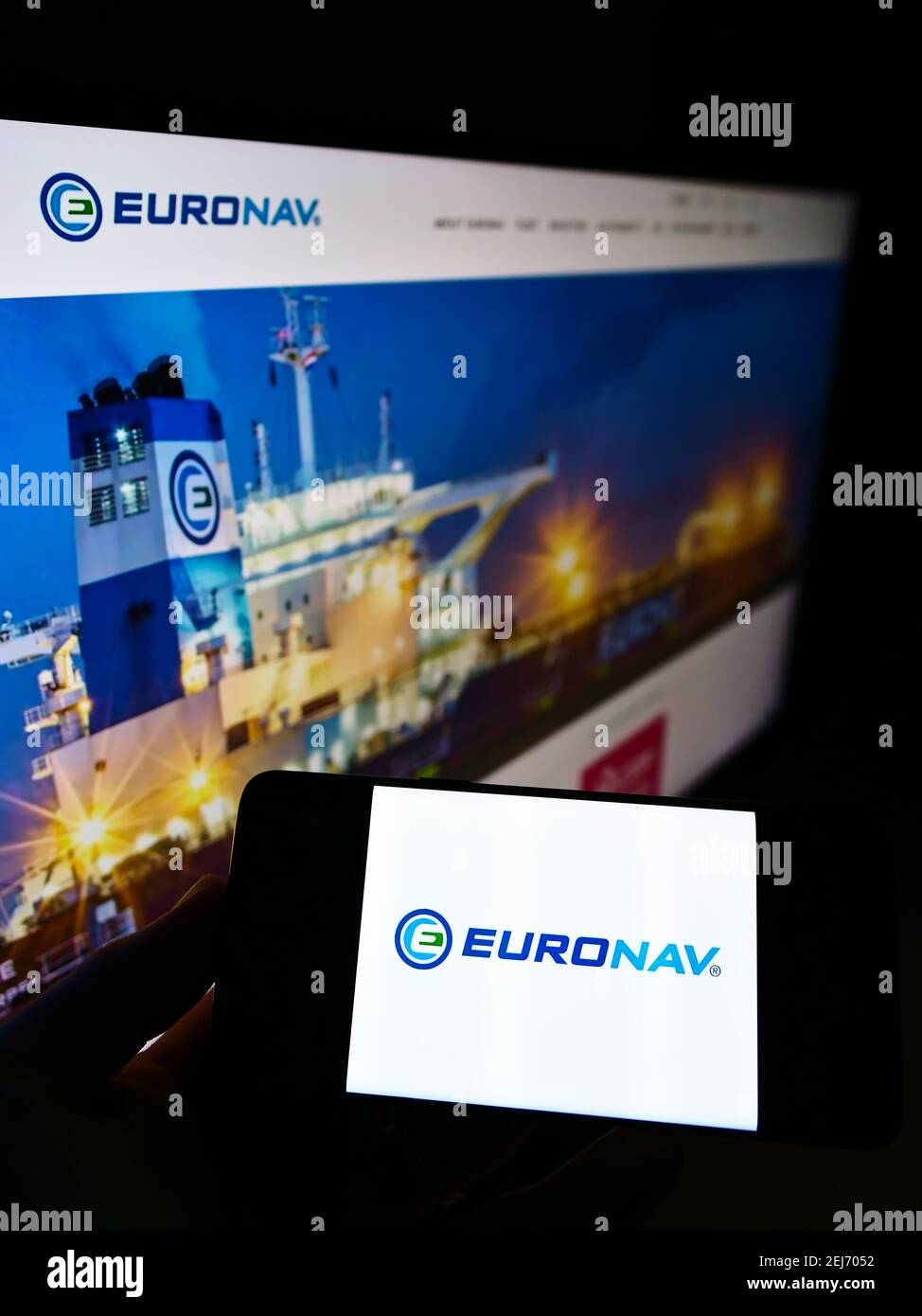Persona che detiene il cellulare con il logo della società belga di trasporto del petrolio Euronav NV sullo schermo di fronte al sito web aziendale. Mettere a fuoco il display del telefono. Foto Stock