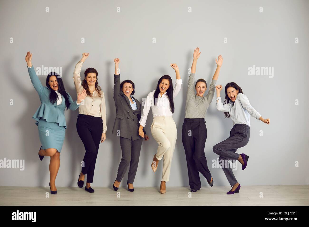 Sorridenti lavoratori positivi che saltano e celebrano il business vincere in progetto aziendale Foto Stock