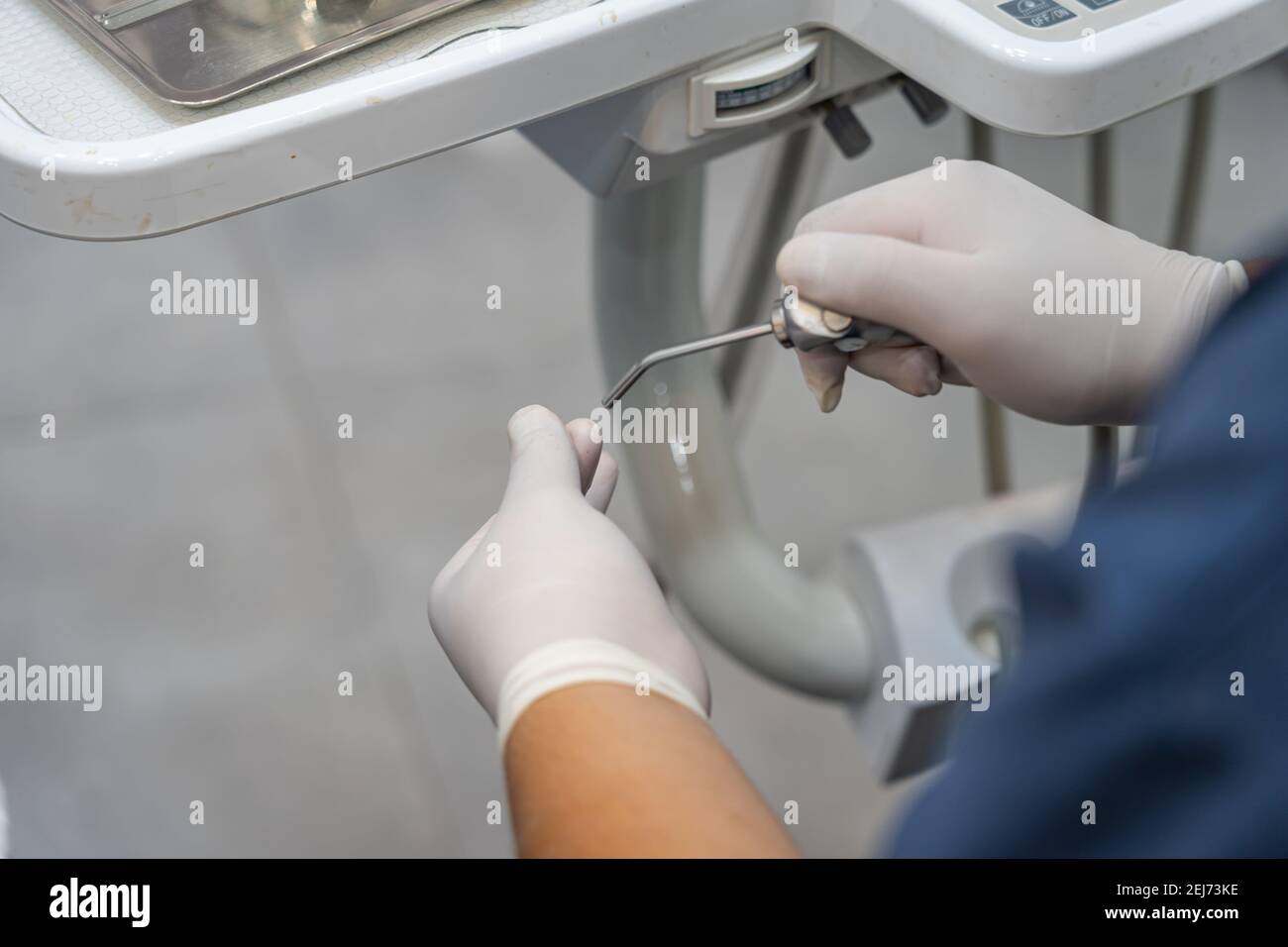 Primo piano foto di stomatologo che indossa guanti e che usa il professionista strumenti dentali in clinica Foto Stock