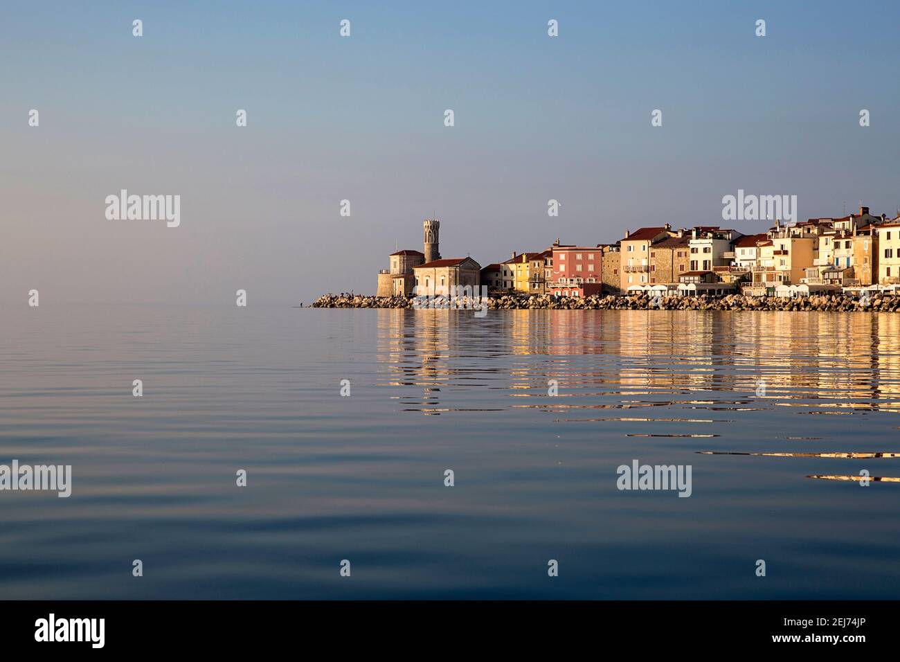 Pittoresco centro storico di Piran sulla costa adriatica slovena, vista dal mare da un kayak, Slovenia, Europa Foto Stock