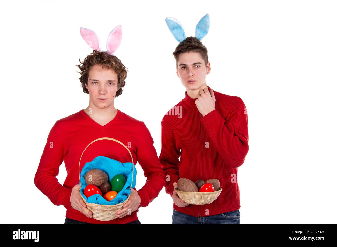 Vacanze e fine settimana. Giovane coppia attraente per Pasqua in costumi bunny. Sfondo bianco. Foto Stock