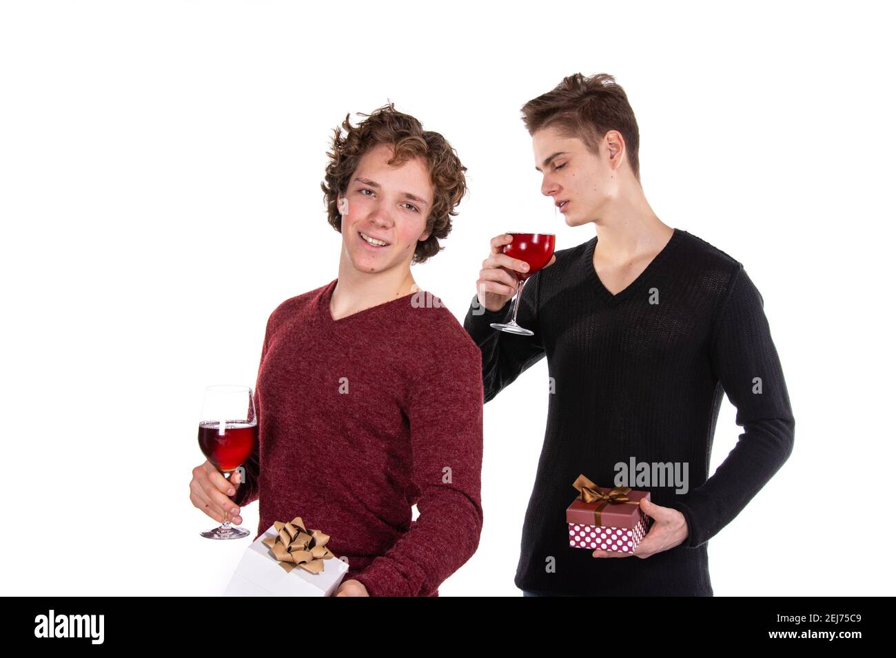 Vacanze e fine settimana. Giovane coppia attraente che beve vino rosso. Sfondo bianco. Foto Stock