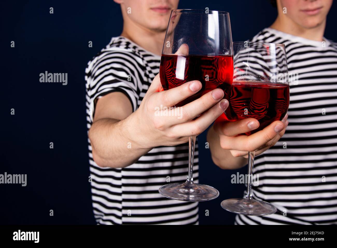 Due ragazzi giovani attraenti. Amicizia e relazioni. Foto Stock
