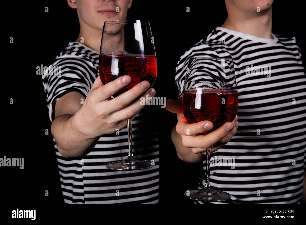 Due ragazzi giovani attraenti. Amicizia e relazioni. Foto Stock