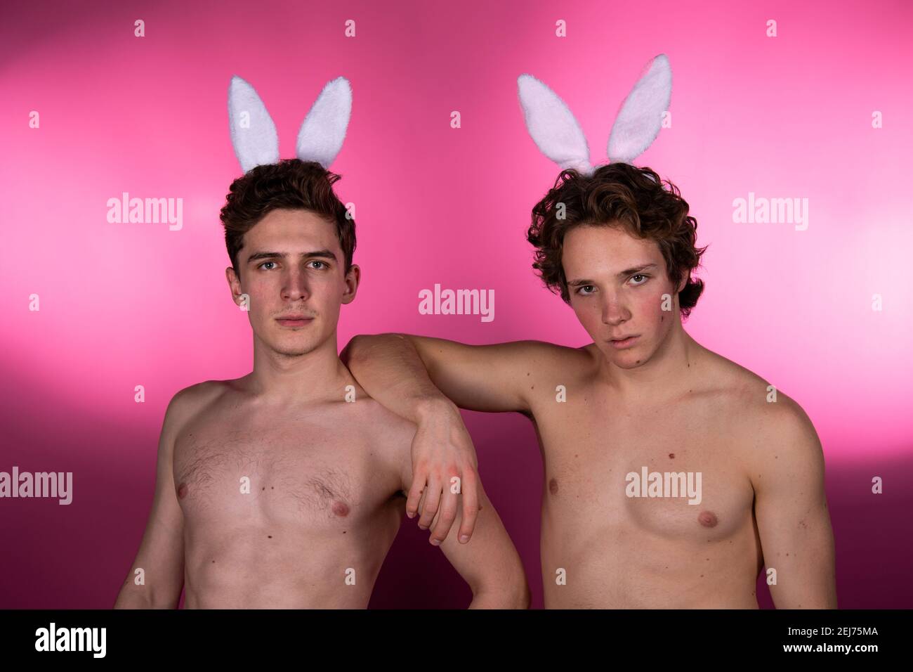 Vacanze e fine settimana. Giovane coppia attraente per Pasqua in costumi bunny. Sfondo bianco. Foto Stock