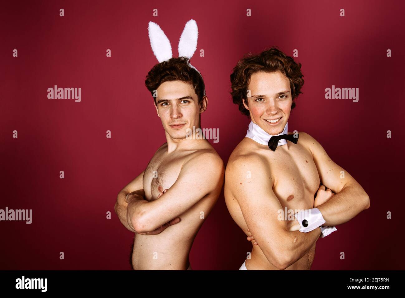 Vacanze e fine settimana. Giovane coppia attraente per Pasqua in costumi bunny. Sfondo bianco. Foto Stock