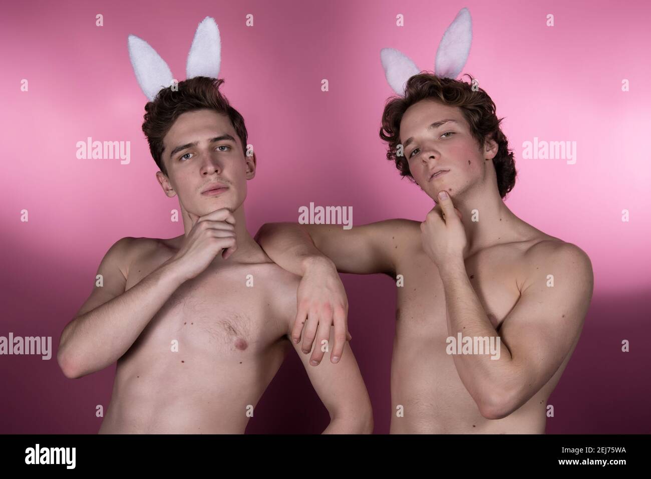 Vacanze e fine settimana. Giovane coppia attraente per Pasqua in costumi bunny. Sfondo bianco. Foto Stock