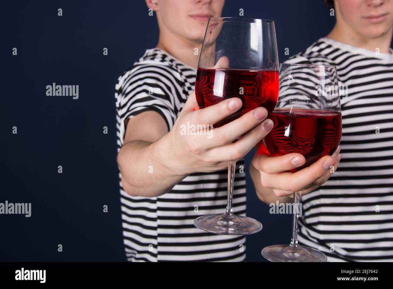 Due ragazzi giovani attraenti. Amicizia e relazioni. Foto Stock