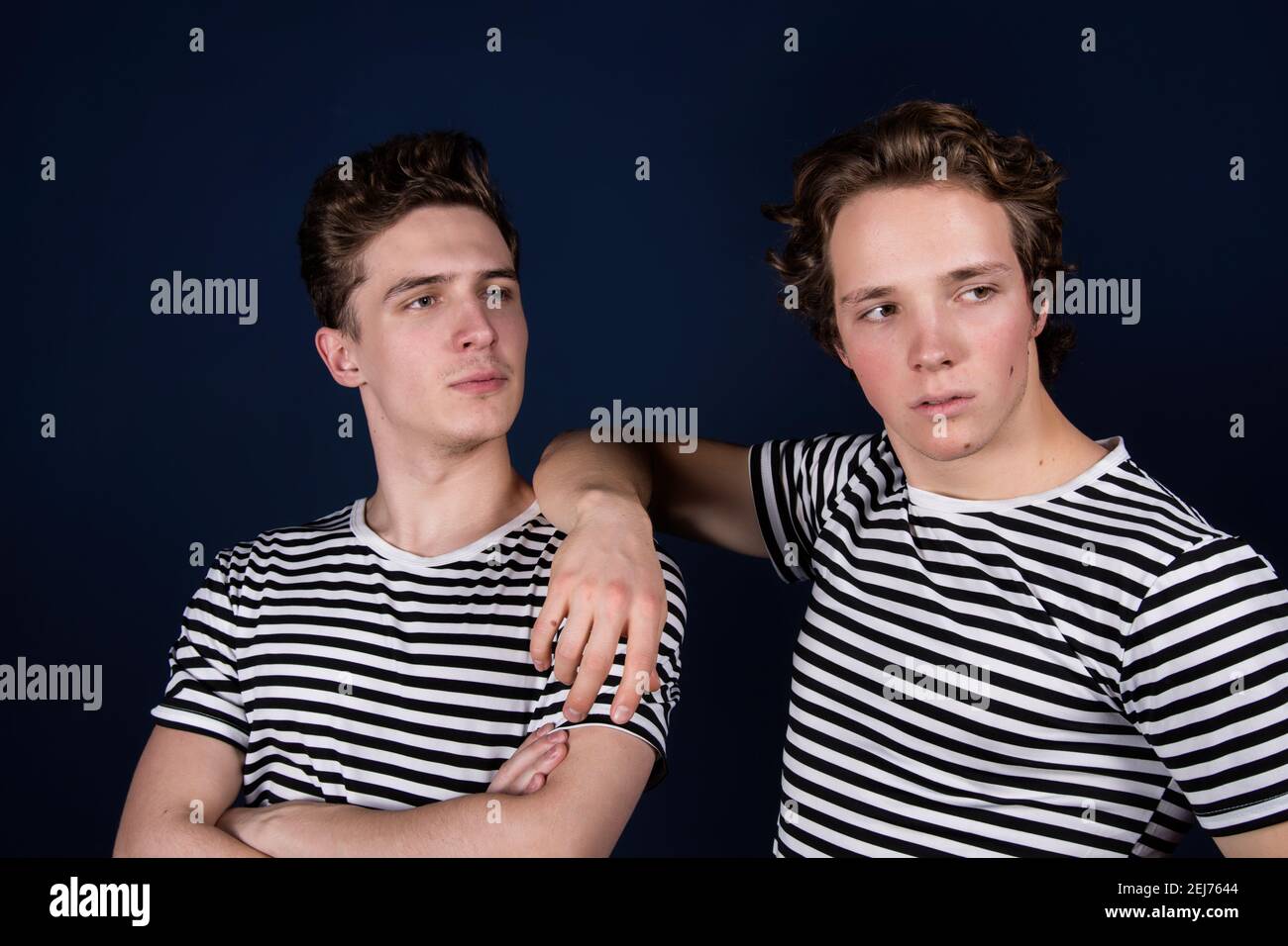 Due ragazzi giovani attraenti. Amicizia e relazioni. Foto Stock