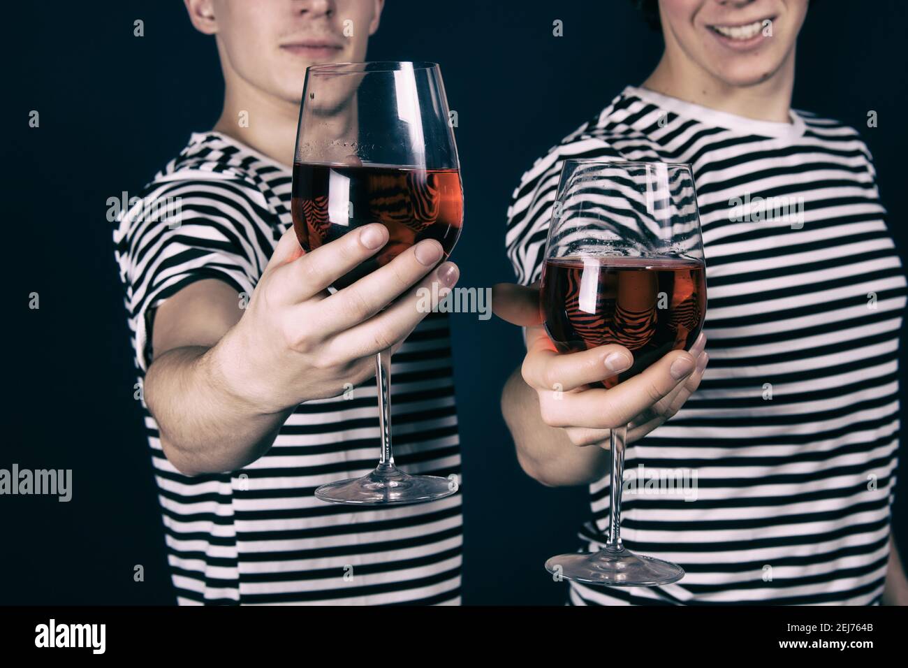 Due ragazzi giovani attraenti. Amicizia e relazioni. Foto Stock