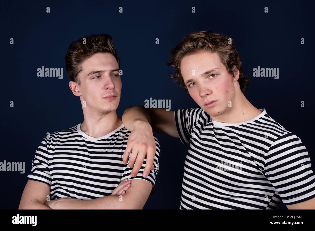 Due ragazzi giovani attraenti. Amicizia e relazioni. Foto Stock