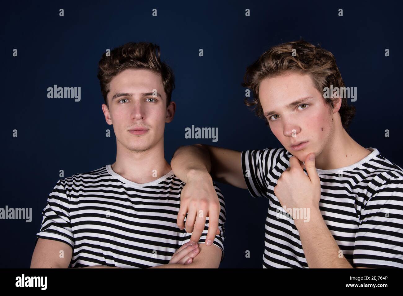 Due ragazzi giovani attraenti. Amicizia e relazioni. Foto Stock