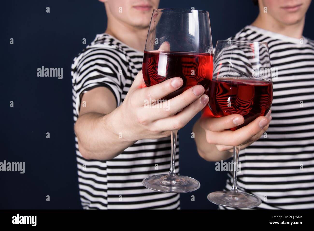 Due ragazzi giovani attraenti. Amicizia e relazioni. Foto Stock