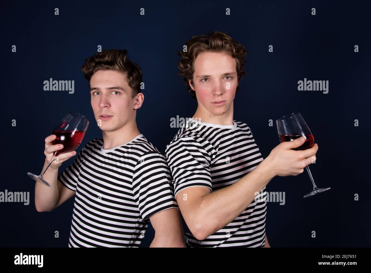 Due ragazzi giovani attraenti. Amicizia e relazioni. Foto Stock