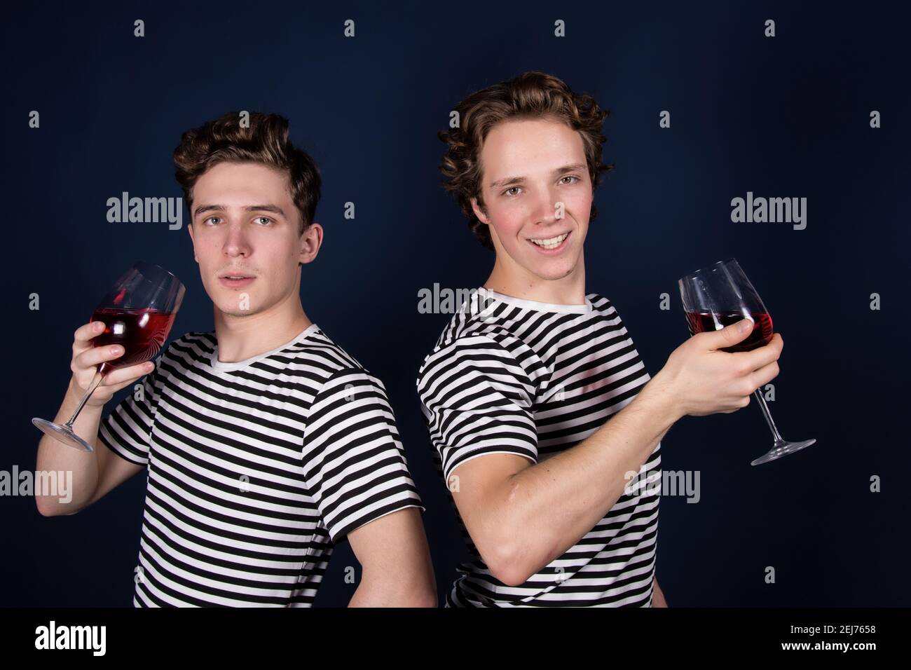 Due ragazzi giovani attraenti. Amicizia e relazioni. Foto Stock