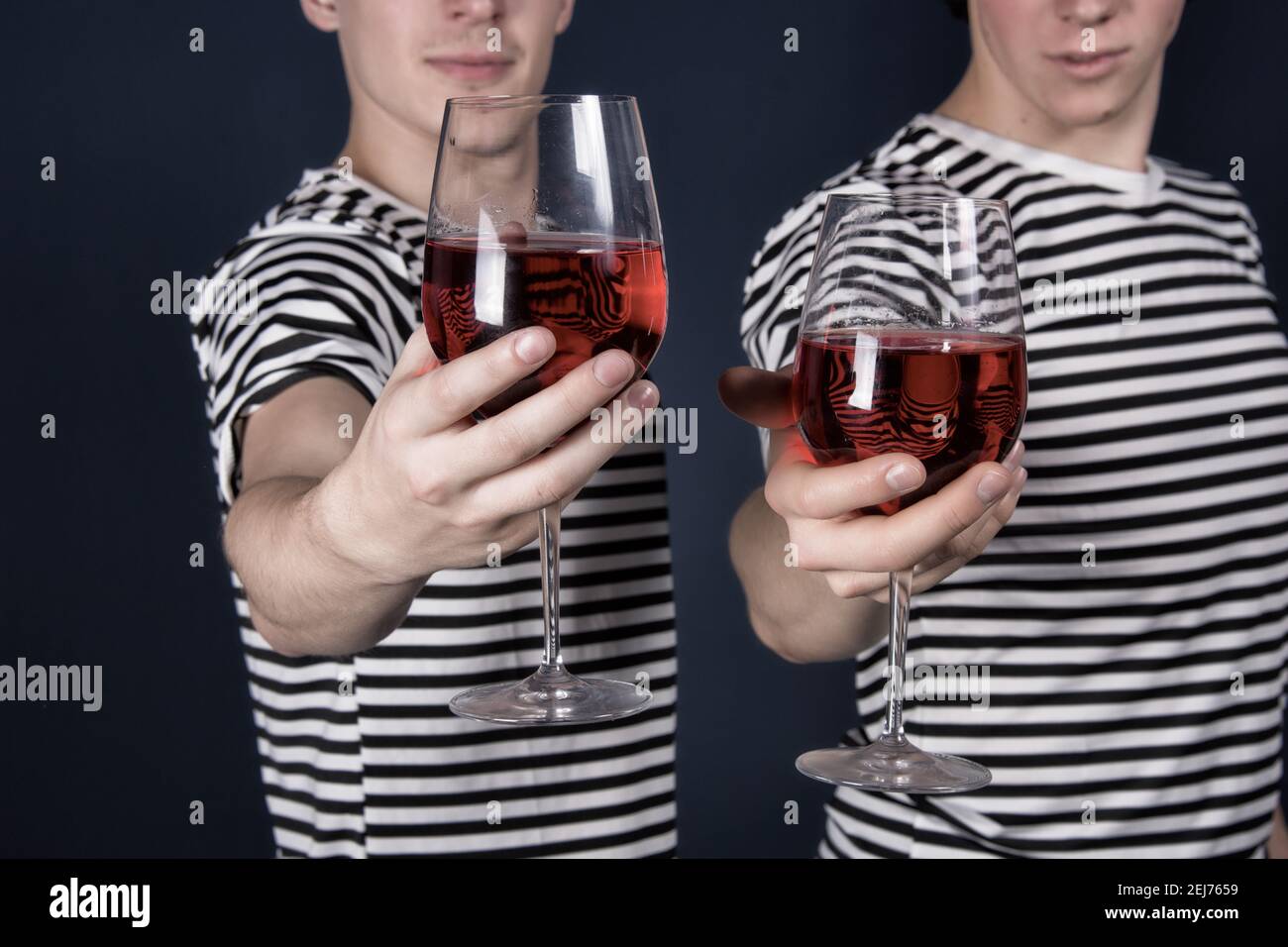 Due ragazzi giovani attraenti. Amicizia e relazioni. Foto Stock