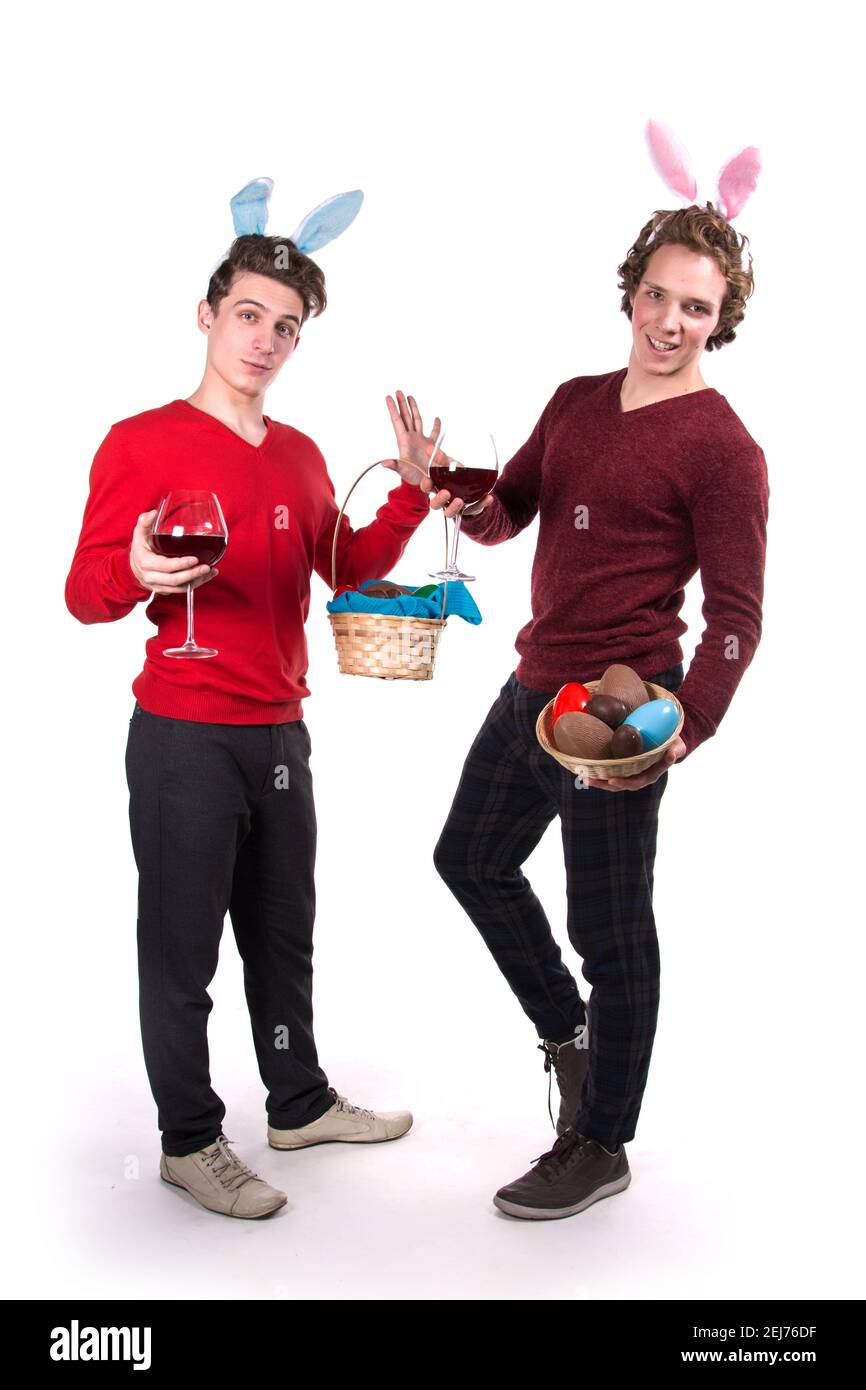 Vacanze e fine settimana. Giovane coppia attraente per Pasqua in costumi bunny. Sfondo bianco. Foto Stock