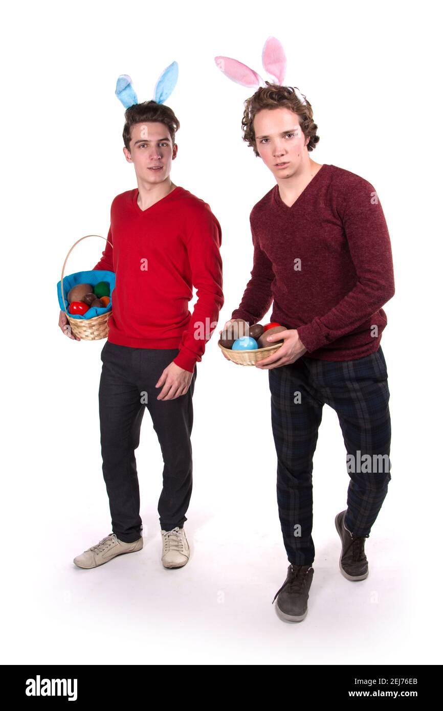 Vacanze e fine settimana. Giovane coppia attraente per Pasqua in costumi bunny. Sfondo bianco. Foto Stock