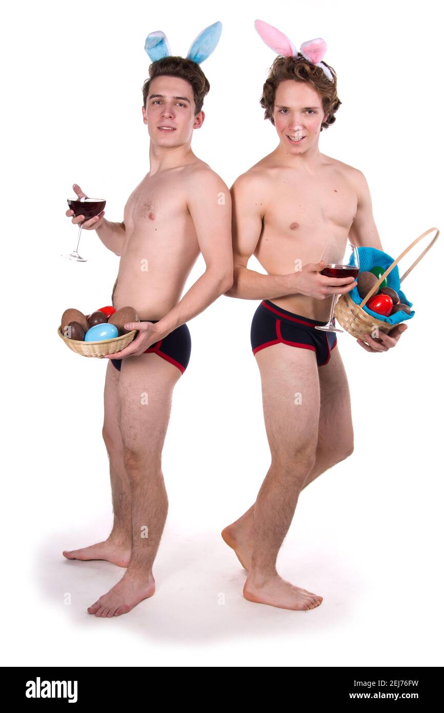 Vacanze e fine settimana. Giovane coppia attraente per Pasqua in costumi bunny. Sfondo bianco. Foto Stock