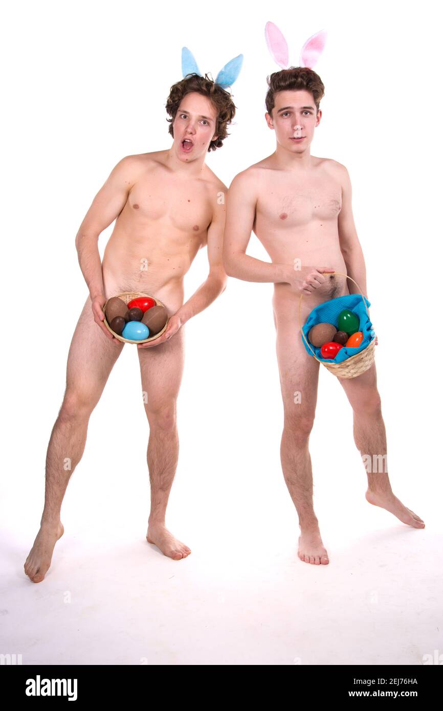 Vacanze e fine settimana. Giovane coppia attraente per Pasqua in costumi bunny. Sfondo bianco. Foto Stock