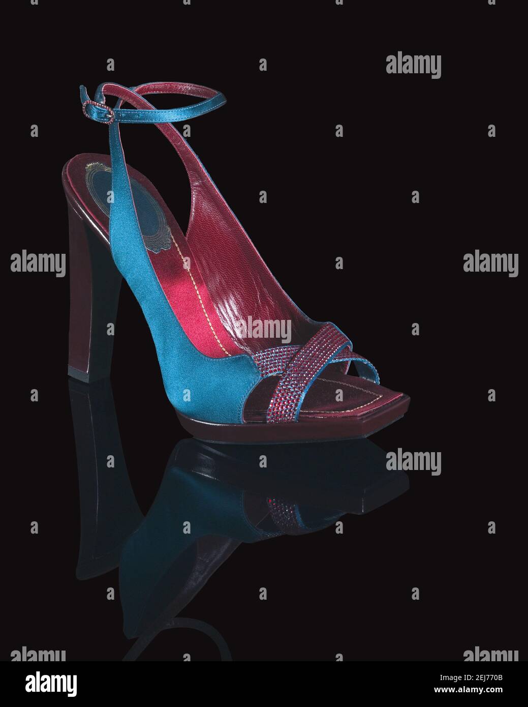 Scarpe eleganti da donna con tacco riflesso su uno specchio con fondo nero  Foto stock - Alamy