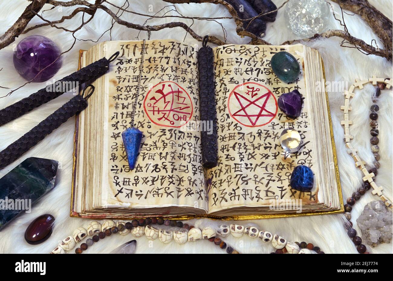 Apri il libro di Grimoire degli incantesimi magici e degli oggetti rituali. Sfondo esoterico, gotico e occulto, concetto mistico di Halloween, nessuna lingua straniera, solo fan Foto Stock