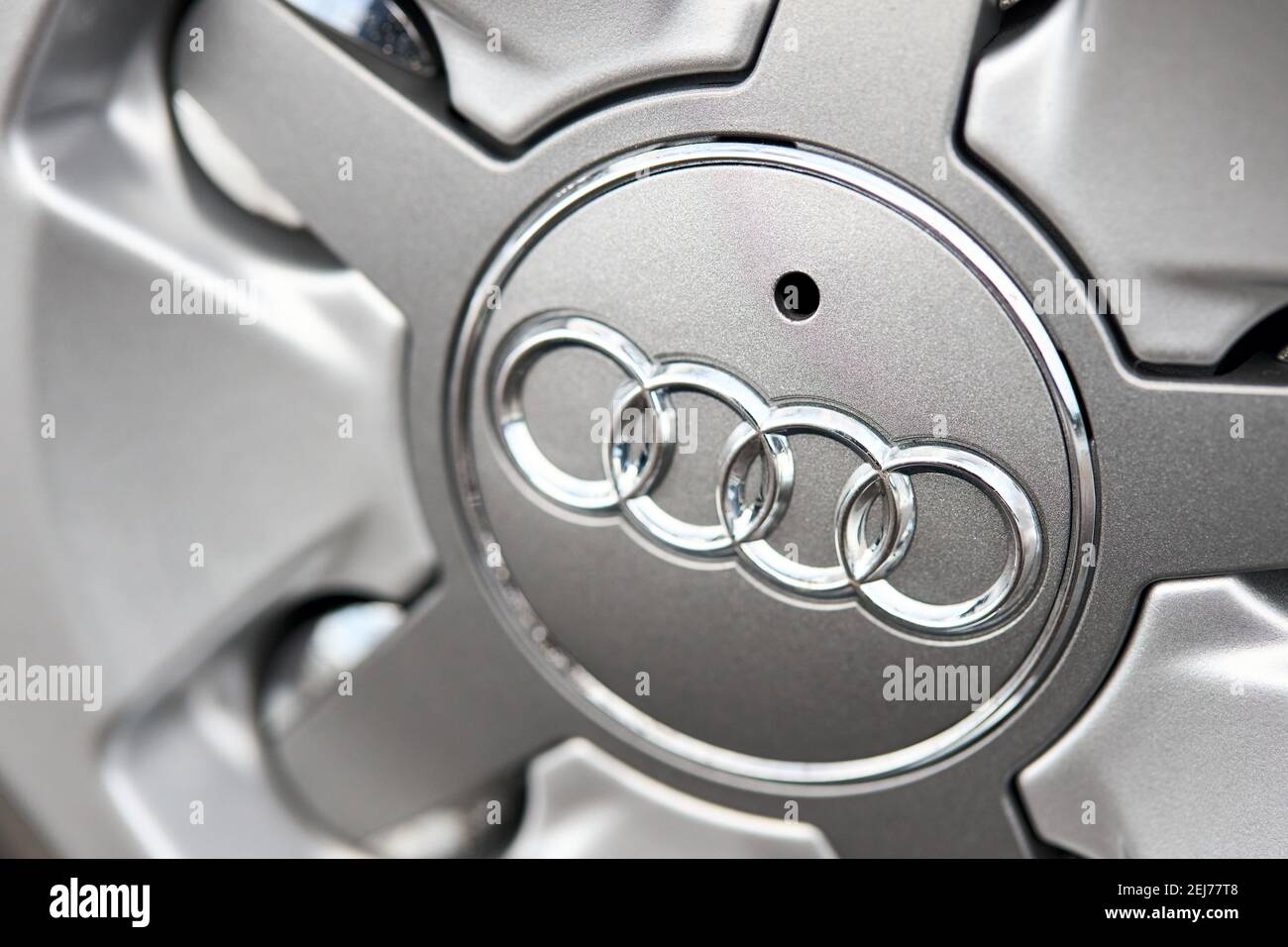 GRODNO, BIELORUSSIA - DICEMBRE 2019: Audi A6 4G C7 parte ruota in lega Closeup con finitura opaca in titanio. Coperchio decorativo della ruota per accedere ai bulloni della ruota Foto Stock