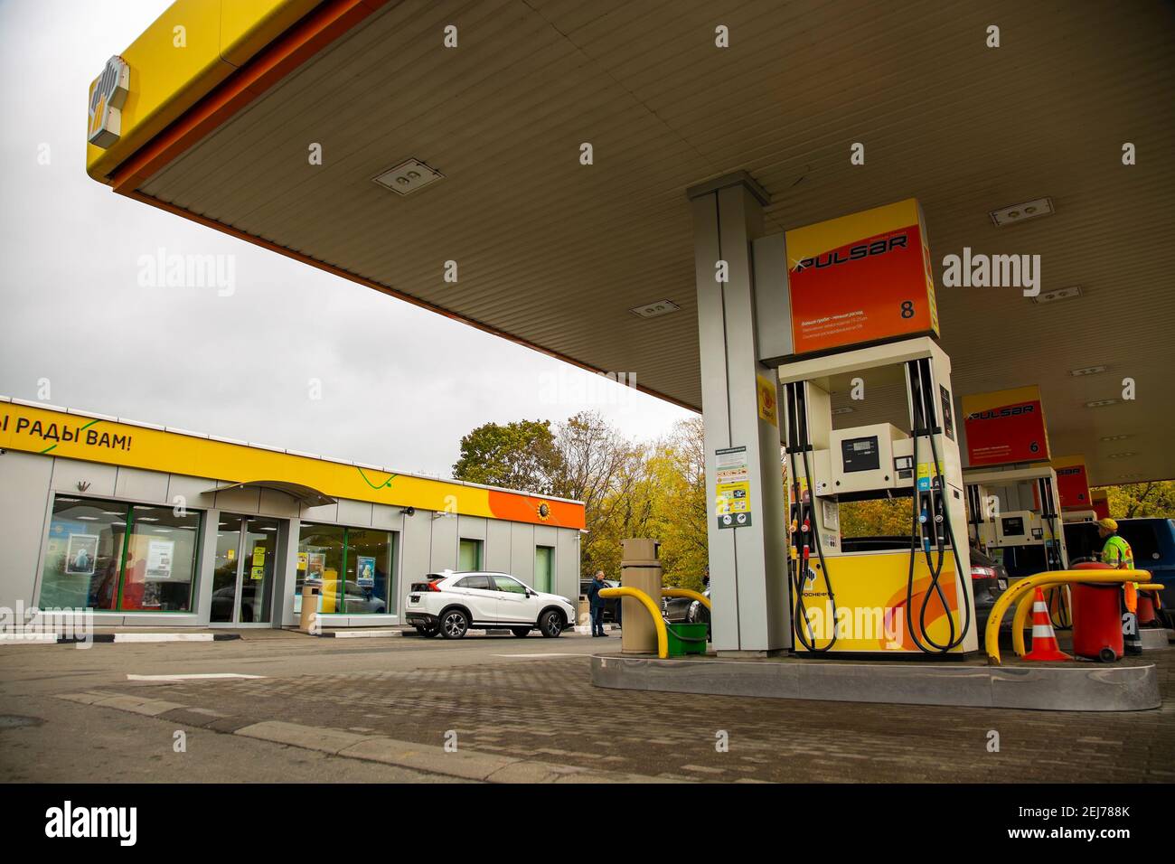Mosca, Russia - 30 settembre 2019: Rifornimento di Rosneft per vetture con motori a combustione interna. Foto Stock