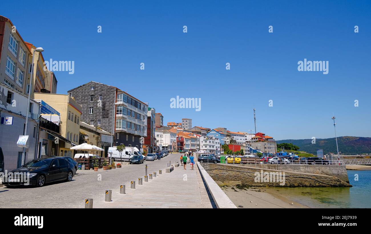 Fisterra, spagna - 1 giugno 2019: Vista del centro della città del villaggio di pescatori di Fisterra in Spagna, Galizia, sulla via Camino de Santiago Foto Stock