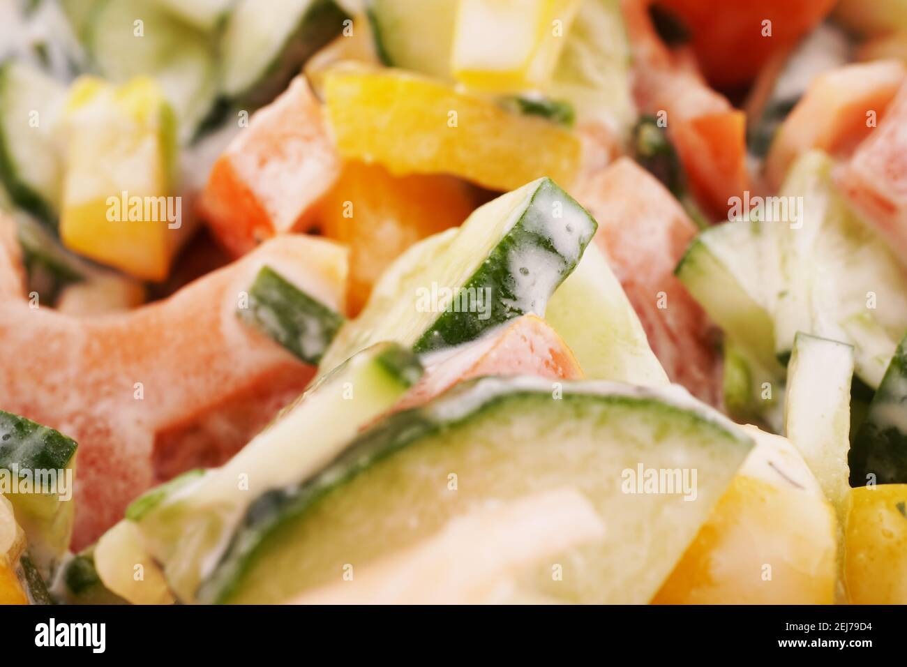 insalata di cetrioli con pomodoro e panna acida Foto Stock