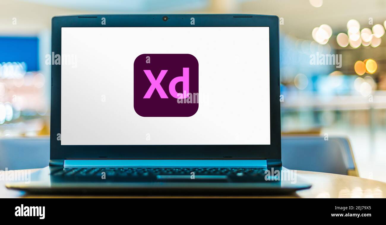 POZNAN, POL - 8 AGOSTO 2020: Computer portatile che visualizza il logo di Adobe XD, uno strumento vettoriale per la progettazione di esperienze utente per applicazioni web e mobili, devel Foto Stock