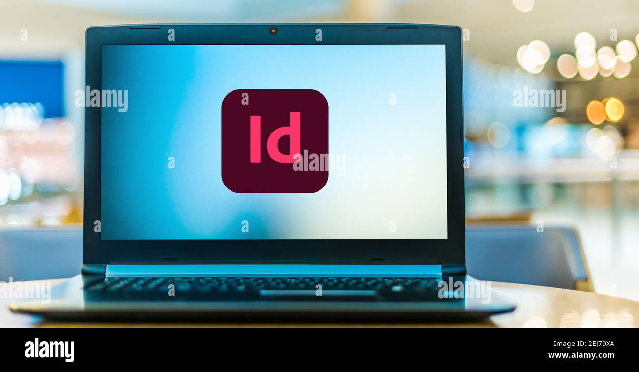 POZNAN, POL - 8 AGOSTO 2020: Computer portatile che visualizza il logo di Adobe InDesign, un desktop publishing e typesetting software applicativo prodotto da ad Foto Stock