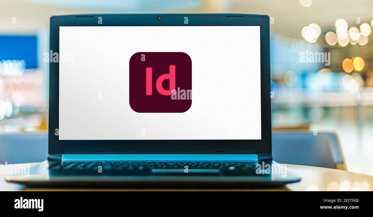 POZNAN, POL - 8 AGOSTO 2020: Computer portatile che visualizza il logo di Adobe InDesign, un desktop publishing e typesetting software applicativo prodotto da ad Foto Stock