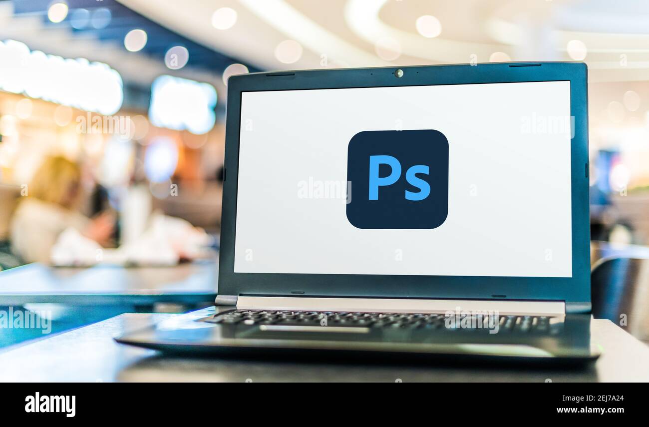 POZNAN, POL - 8 AGOSTO 2020: Computer portatile che visualizza il logo di  Adobe Photoshop, un editor di grafica raster sviluppato e pubblicato da  Adobe Inc Foto stock - Alamy