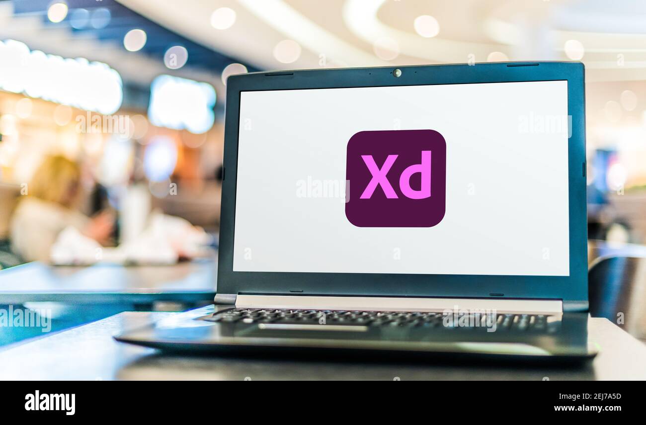 POZNAN, POL - 8 AGOSTO 2020: Computer portatile che visualizza il logo di Adobe XD, uno strumento vettoriale per la progettazione di esperienze utente per applicazioni web e mobili, devel Foto Stock