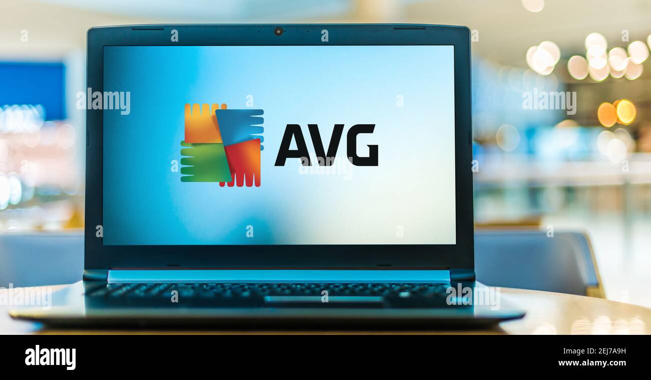 POZNAN, POL - 8 AGOSTO 2020: Computer portatile con logo di AVG antivirus, una linea di software antivirus sviluppato da AVG Technologies, una filiale Foto Stock