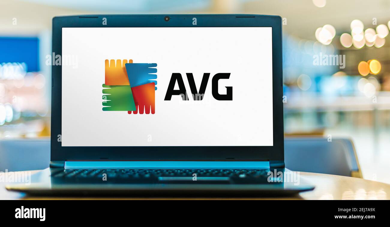 POZNAN, POL - 8 AGOSTO 2020: Computer portatile con logo di AVG antivirus, una linea di software antivirus sviluppato da AVG Technologies, una filiale Foto Stock