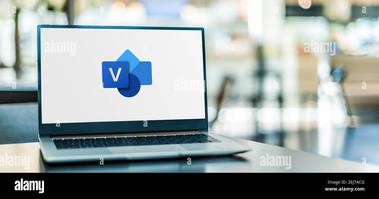 POZNAN, POL - 23 SETTEMBRE 2020: Computer portatile con logo di Microsoft Visio, un'applicazione di creazione di diagrammi e grafica vettoriale, parte di Microsoft o Foto Stock