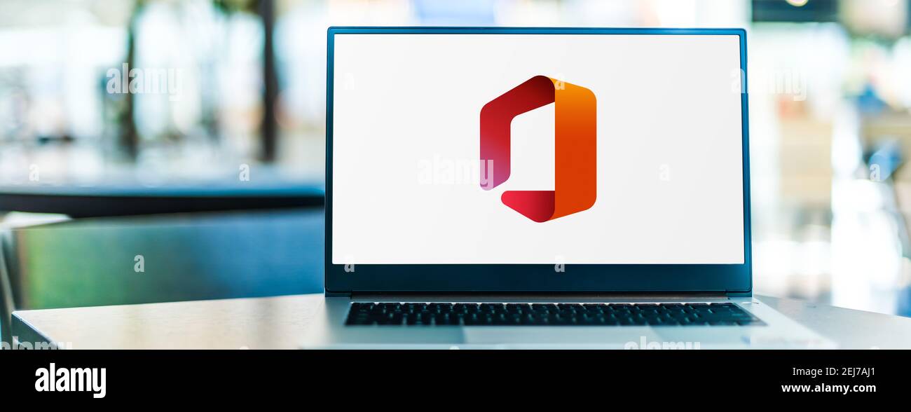 POZNAN, POL - 23 SETTEMBRE 2020: Computer portatile con logo di Microsoft Office, una famiglia di software client, software server e servizi sviluppati Foto Stock